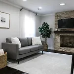 Cozy With Pool Chefs Kitchen In Prime Area Holiday home Charlotte