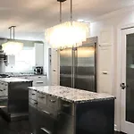 Holiday home Cozy With Pool Chefs Kitchen In Prime Area