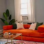 Uptown Funk Getaway With Parking & Walk To Stadiums, Nightlife