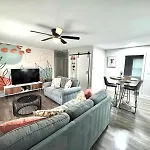 4-beds, 2-bath, Old Charm, Updated Comfort Holiday home Charlotte