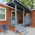 4-beds, 2-bath, Old Charm, Updated Comfort Holiday home