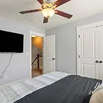 Modern Upscale Farmhouse- In Uptown Clt! Apartment