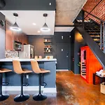 20 Ft Floor-To-Ceiling City Views, Sauna & Red Lt