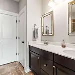 Apartment Modern Upscale Farmhouse- In Uptown Clt! *