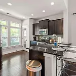 Apartment Modern Upscale Farmhouse- In Uptown Clt!