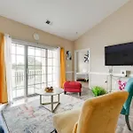 Holiday home Charming W/ Balcony, 1 Mi To Unc Charlotte! Charlotte