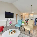 Charming W/ Balcony, 1 Mi To Unc Charlotte! *