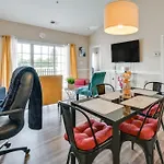 Charming W/ Balcony, 1 Mi To Unc Charlotte! Holiday home