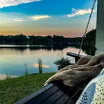 Embrace Nature In Lakefront With Fire Pit In Charlotte, North Carolina Holiday home Charlotte