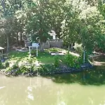 Embrace Nature In Lakefront With Fire Pit In Charlotte, North Carolina Holiday home Charlotte