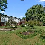 Splendid With Fire It And Backyard In Nc Holiday home *