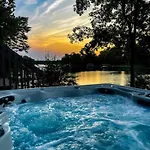 Embrace Nature In Lakefront With Fire Pit In Charlotte, North Carolina Holiday home *
