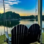 Holiday home Embrace Nature In Lakefront With Fire Pit In Charlotte, North Carolina