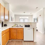 1Br With Queen Bed And Recliner Couch Free Parking