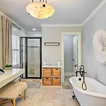 Holiday home Stunning Home: Private Pool! Charlotte