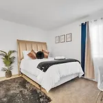 Holiday home 2 Large Bedrooms Artistic Flair Spacious