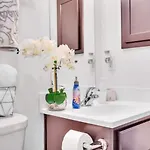 2 Large Bedrooms Artistic Flair Spacious Holiday home Charlotte