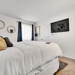 2 Large Bedrooms Artistic Flair Spacious *