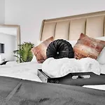 2 Large Bedrooms Artistic Flair Spacious