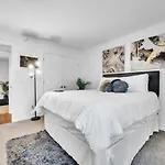 2 Large Bedrooms Artistic Flair Spacious Holiday home Charlotte