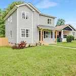 Stylish Queen City Getaway In Camp North End