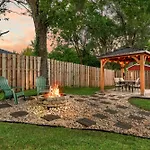 Stylish 4Br Haven: Serene Backyard And Fire Pit