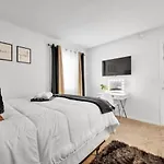 2 Large Bedrooms Artistic Flair Spacious Holiday home *