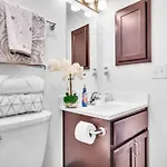 2 Large Bedrooms Artistic Flair Spacious Charlotte