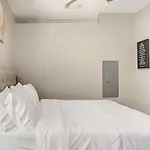Cozy Uptown With Gym And Swimming Pool