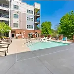 Gorgeous Uptown Apartment With Pool