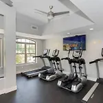Cozy Uptown With Gym And Swimming Pool Apartment