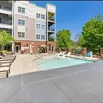 Cozy Uptown With Gym And Swimming Pool