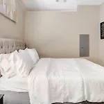 Cozy Uptown With Gym And Swimming Pool