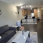 Apartment Gorgeous Uptown With Pool