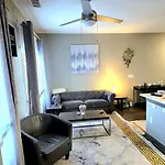 Skyline Serenity- Gym, Walk To Bars And Restaurants