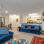 Cozy 1-Br Apartment With A Seasonal Pool