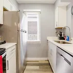 Spacious 2br 2ba Steps From Hospitals And Uptown Minimum 15 Days Or Apartment
