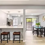 Spacious 2br 2ba Steps From Hospitals And Uptown Minimum 15 Days Or Charlotte