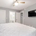 Spacious 2br 2ba Steps From Hospitals And Uptown Minimum 15 Days Or