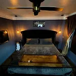 Luxurious Getaway At Js Place