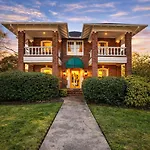 Elegant 1br In Elizabeth With Covered Porch Holiday home Charlotte