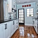 Beautifully Furnished Modern 2br With Balcony * Charlotte