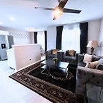 Beautiful 2 King Bedrooms With Garage