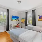 Bright And Restful 2br Near Uptown With Balcony Holiday home *