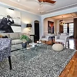 Holiday home Beautifully Furnished Modern 2br With Balcony