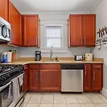 Holiday home Bright And Restful 2br Near Uptown With Balcony