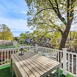 Vibrant And Cozy 2Br Near Uptown With Balcony