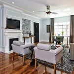 Holiday home Beautifully Furnished Modern 2br With Balcony