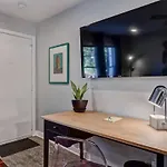 Comfortable And Stylish Near Myers Park *