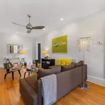Contemporary 2br In Myers Park With Screened Porch Holiday home
